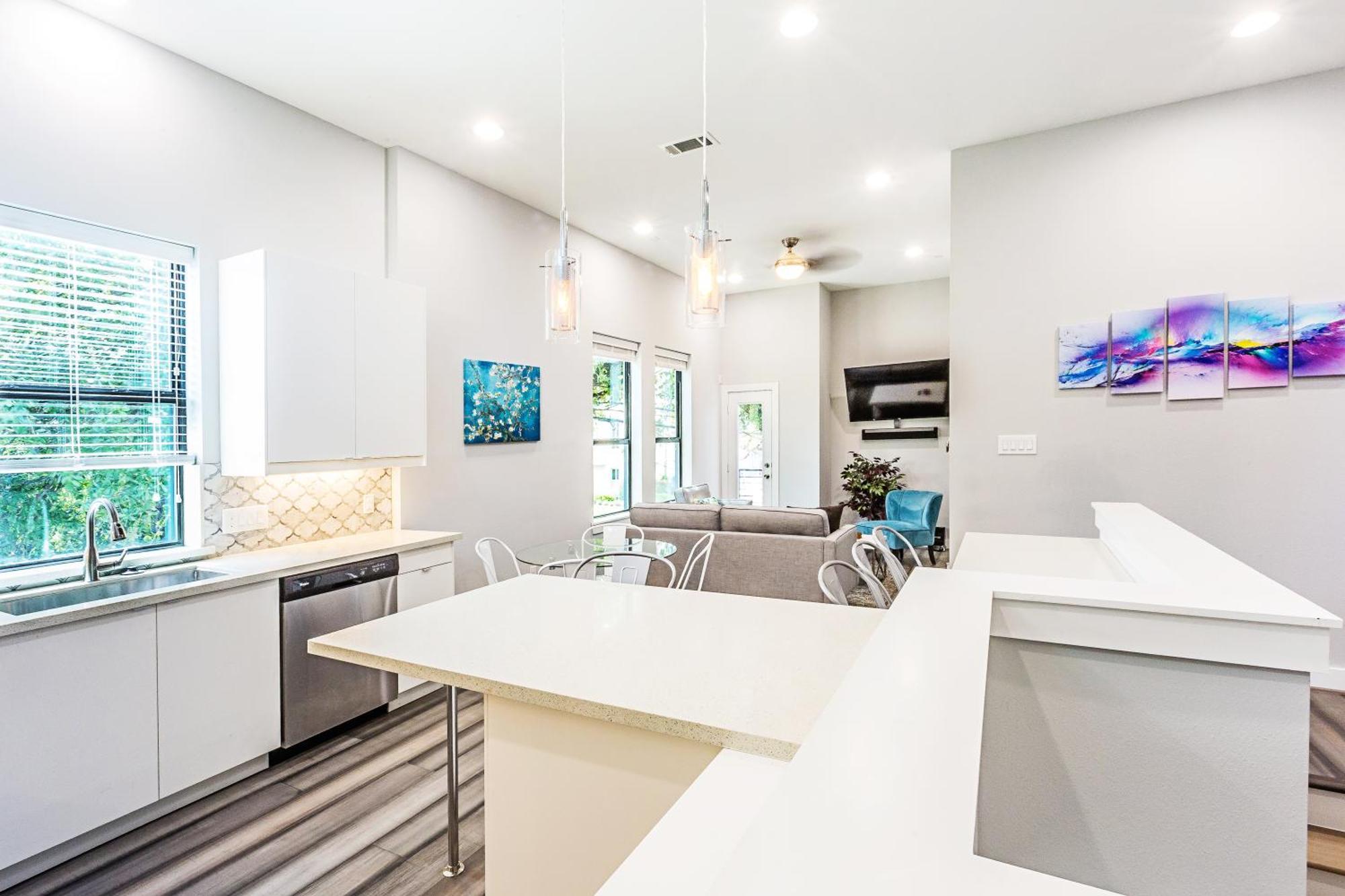 Montrose Guesthouse Suites by Dunyha Houston Extérieur photo